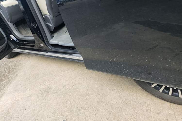 Used Zeekr 009 2024 7-Seater Aisle Version 108 kWh Left Side Sill