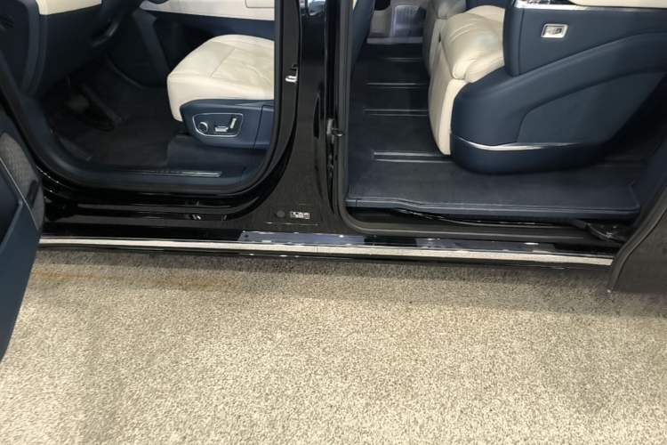 Used Zeekr 009 2024 Six-Seat Executive Version 4WD 108 kWh Left Side Sill
