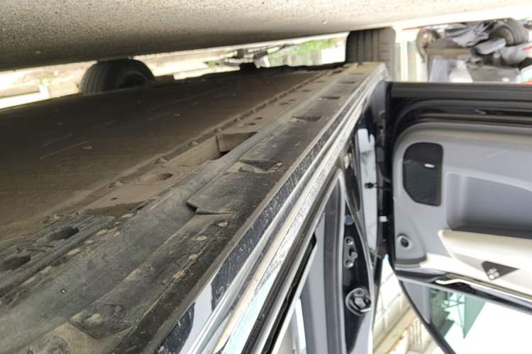 Used Zeekr 009 2024 7-Seater Aisle Version 108 kWh Left Side Sill
