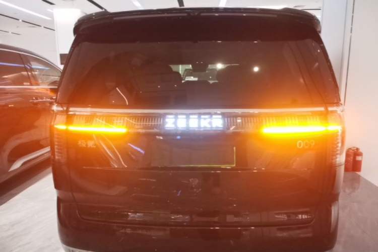 Used Zeekr 009 2024 7-Seater Walk-Through Version Four-Wheel Drive 108 kWh Rear