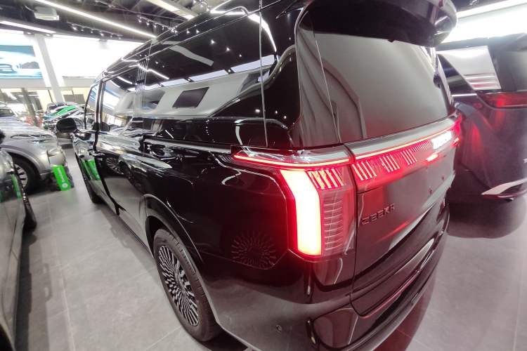 Used Zeekr 009 2024 Six-Seat Executive Version 4WD 108 kWh Rear Left 45 Deg
