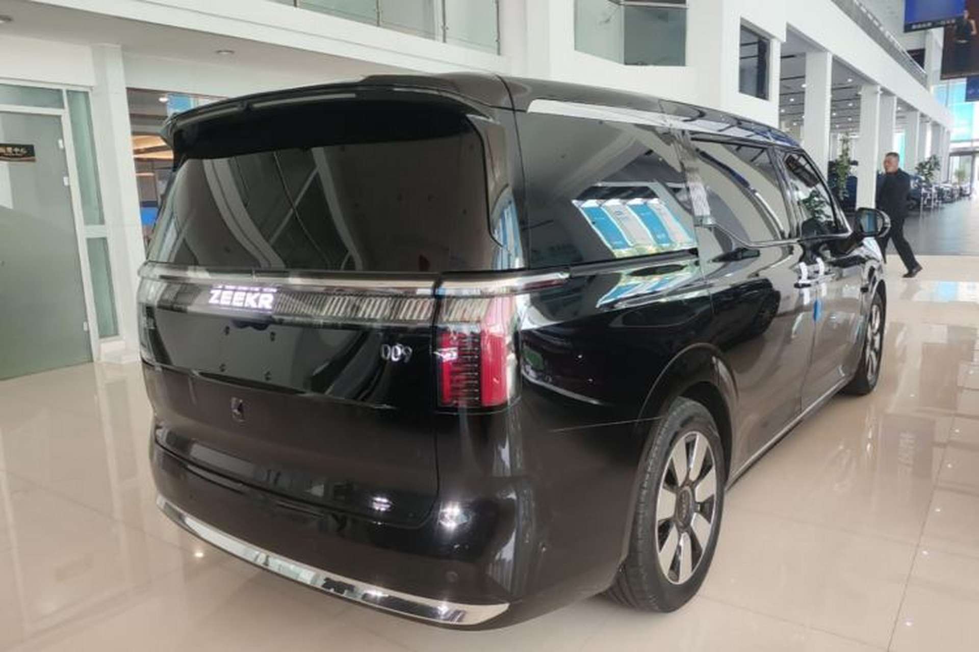 Used Zeekr 009 2024 7-Seater Walk-Through Version Four-Wheel Drive 108 kWh Rear Right 45 Deg