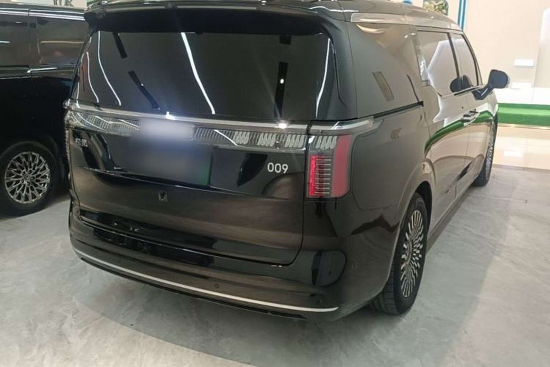 Used Zeekr 009 2024 Six-Seat Executive Version 4WD 108 kWh Rear Right 45 Deg