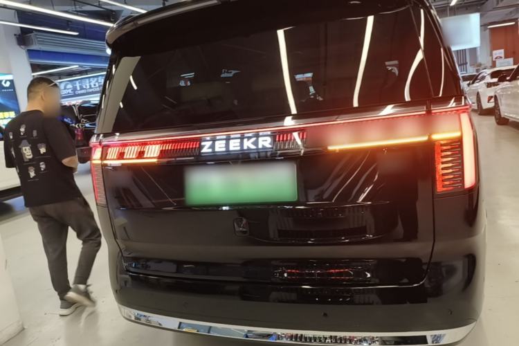Used Zeekr 009 2024 7-Seater Walk-Through Version Four-Wheel Drive 108 kWh Rear