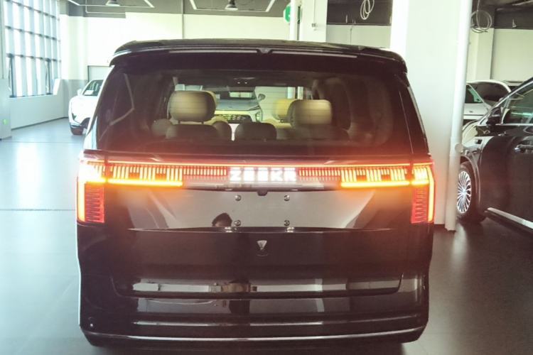 Used Zeekr 009 2024 7-Seater Walk-Through Version Four-Wheel Drive 108 kWh Rear