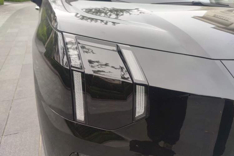 Used Zeekr 009 2024 Six-Seat Executive Version 4WD 108 kWh Right Front Headlight