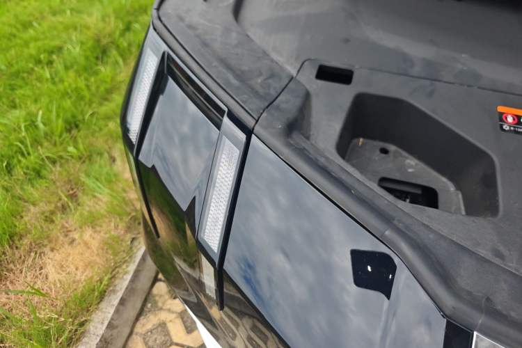 Used Zeekr 009 2024 7-Seater Walk-Through Version Four-Wheel Drive 108 kWh Right Front Headlight