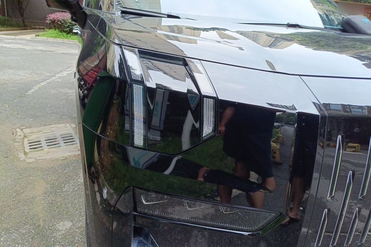 Used Zeekr 009 2024 7-Seater Walk-Through Version Four-Wheel Drive 108 kWh Right Front Headlight
