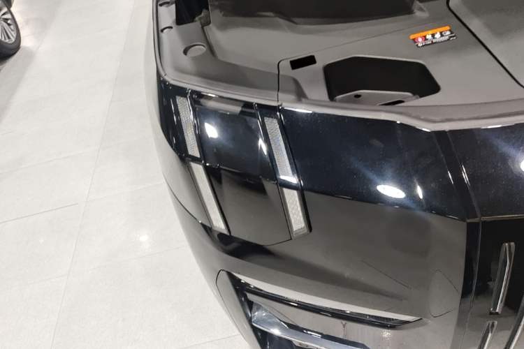 Used Zeekr 009 2024 7-Seater Walk-Through Version Four-Wheel Drive 108 kWh Right Front Headlight