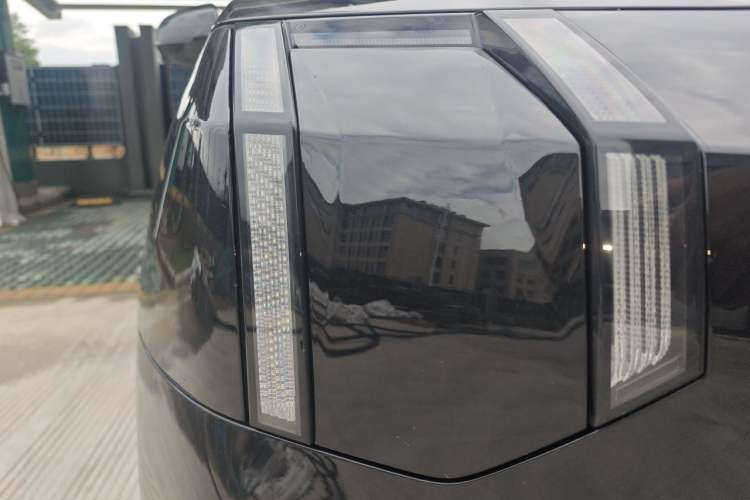 Used Zeekr 009 2024 7-Seater Aisle Version 108 kWh Right Front Headlight