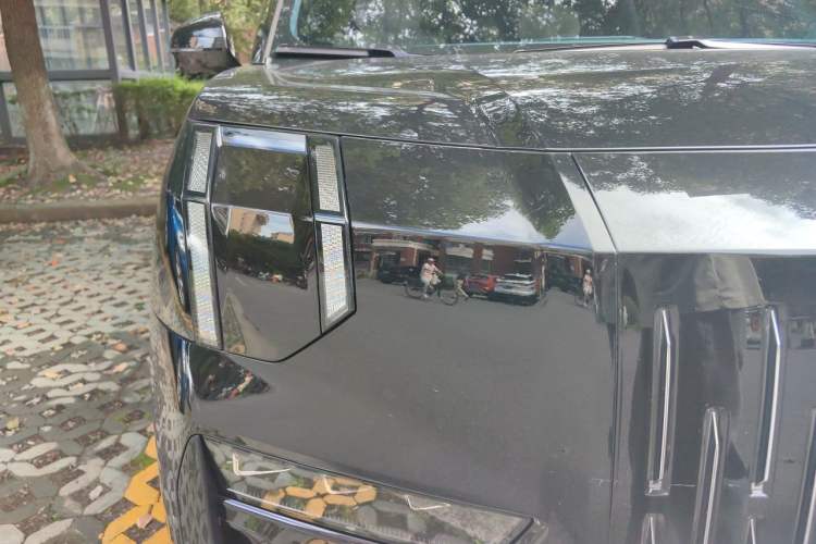 Used Zeekr 009 2024 7-Seater Walk-Through Version Four-Wheel Drive 108 kWh Right Front Headlight