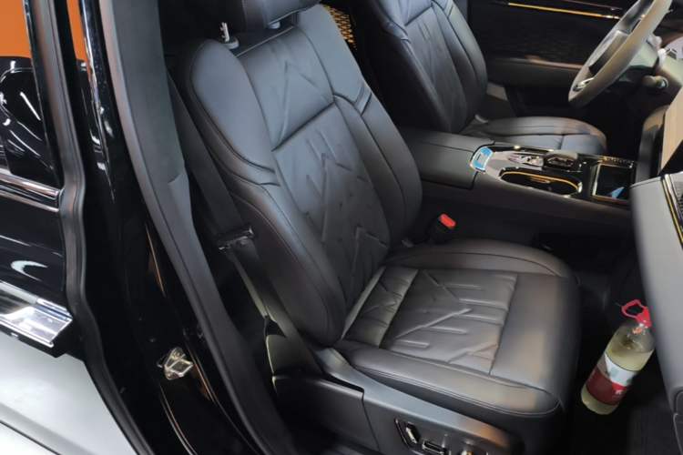 Used Zeekr 009 2024 Six-Seat Executive Version 4WD 108 kWh Right Front Seat
