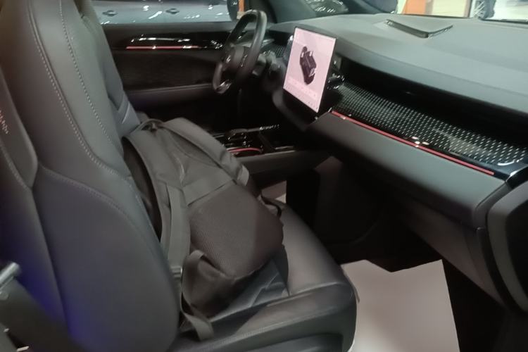 Used Zeekr 009 2024 7-Seater Walk-Through Version Four-Wheel Drive 108 kWh Right Front Seat