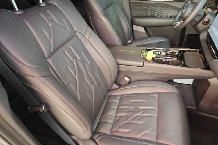 Used Zeekr 009 2024 Six-Seat Executive Version 4WD 108 kWh Right Front Seat