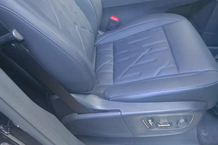 Used Zeekr 009 2024 Six-Seat Executive Version 4WD 108 kWh Right Front Seat