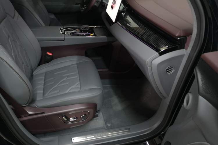 Used Zeekr 009 2024 7-Seater Aisle Version 108 kWh Right Front Seat