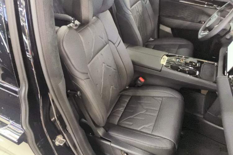 Used Zeekr 009 2024 7-Seater Aisle Version 108 kWh Right Front Seat
