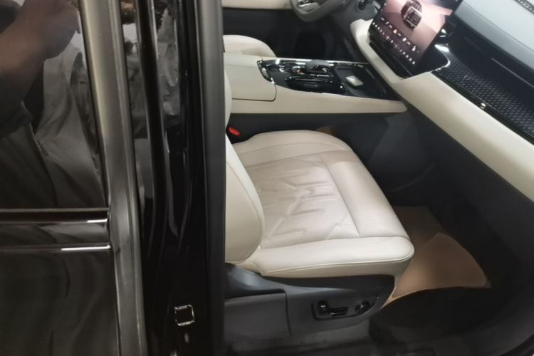 Used Zeekr 009 2024 Six-Seat Executive Version 4WD 108 kWh Right Front Seat