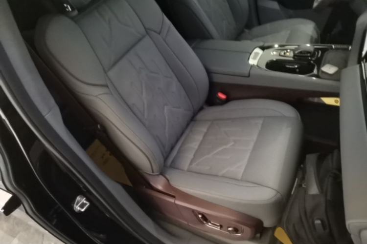 Used Zeekr 009 2024 7-Seater Walk-Through Version Four-Wheel Drive 108 kWh Right Front Seat
