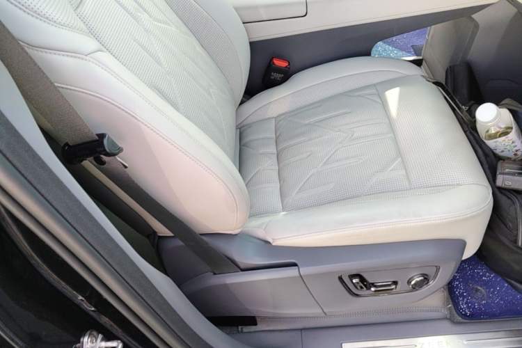 Used Zeekr 009 2024 7-Seater Walk-Through Version Four-Wheel Drive 108 kWh Right Front Seat