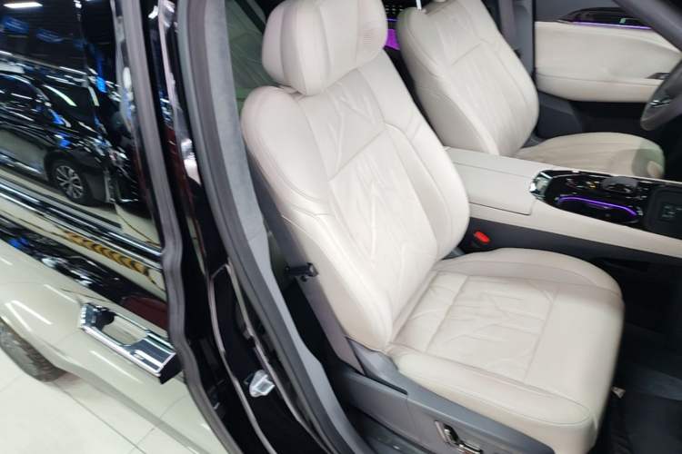 Used Zeekr 009 2024 Six-Seat Executive Version 4WD 108 kWh Right Front Seat