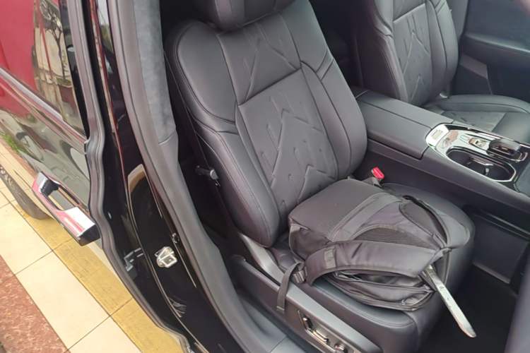 Used Zeekr 009 2024 7-Seater Walk-Through Version Four-Wheel Drive 108 kWh Right Front Seat