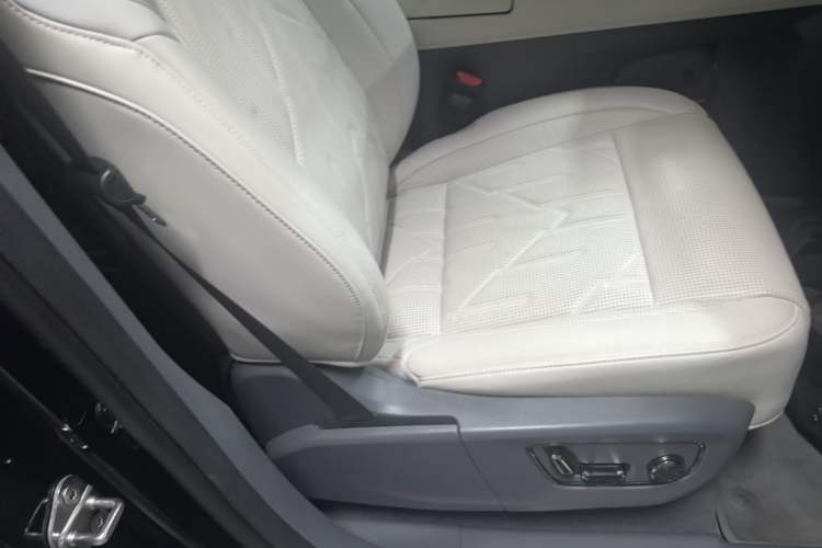 Used Zeekr 009 2024 7-Seater Walk-Through Version Four-Wheel Drive 108 kWh Right Front Seat