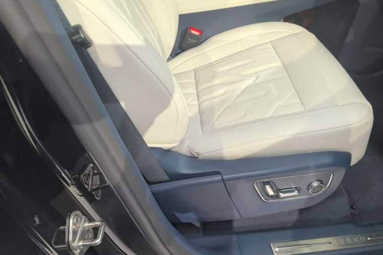 Used Zeekr 009 2024 7-Seater Walk-Through Version Four-Wheel Drive 108 kWh Right Front Seat