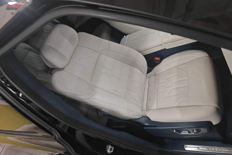 Used Zeekr 009 2024 7-Seater Aisle Version 108 kWh Right Front Seat