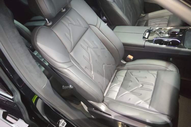 Used Zeekr 009 2024 Six-Seat Executive Version 4WD 108 kWh Right Front Seat