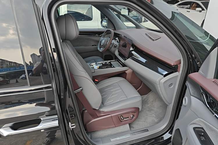 Used Zeekr 009 2024 7-Seater Aisle Version 108 kWh Right Front Seat