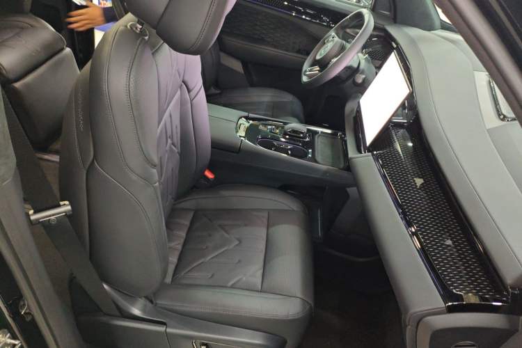 Used Zeekr 009 2024 7-Seater Aisle Version 108 kWh Right Front Seat