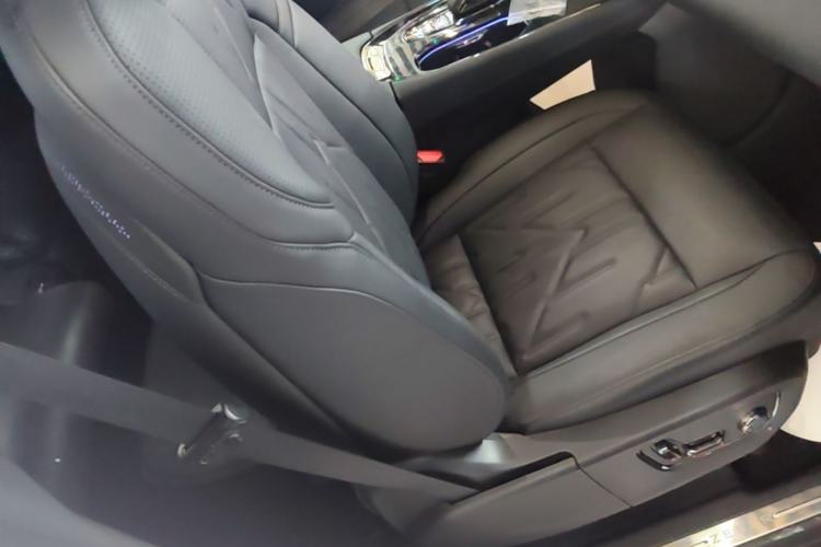 Used Zeekr 009 2024 Six-Seat Executive Version 4WD 108 kWh Right Front Seat
