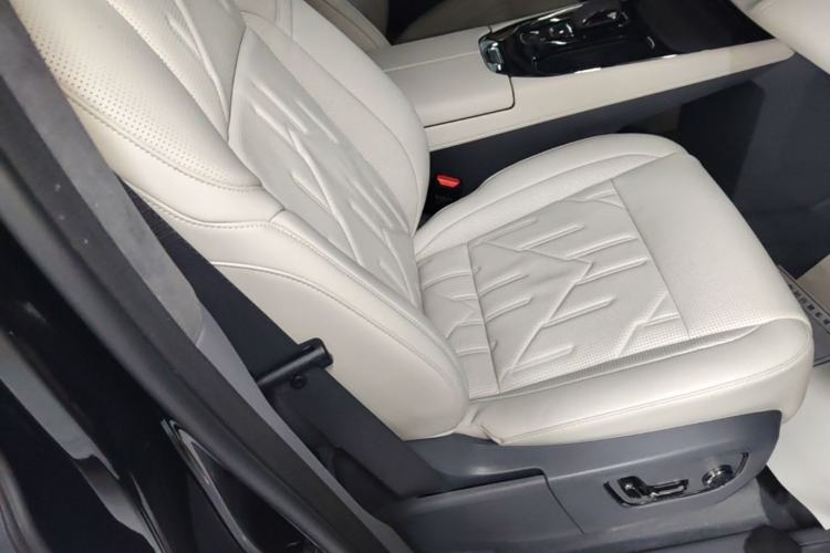 Used Zeekr 009 2024 Six-Seat Executive Version 4WD 140 kWh Right Front Seat
