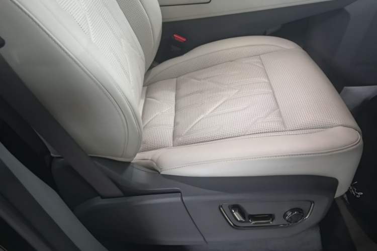 Used Zeekr 009 2024 Six-Seat Executive Version 4WD 140 kWh Right Front Seat