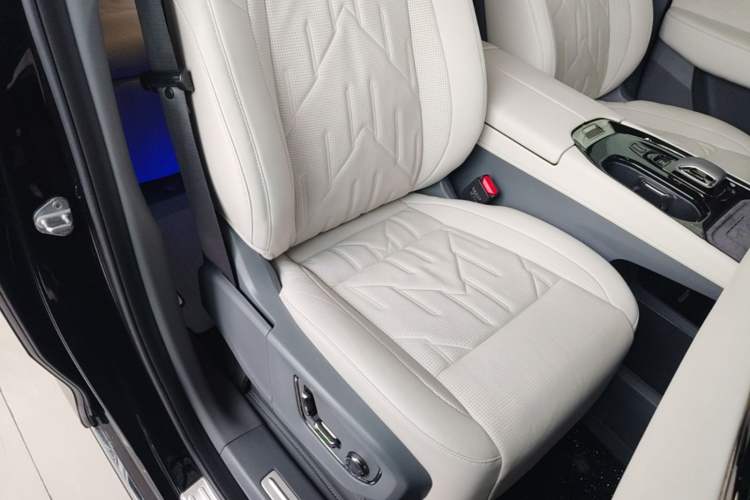 Used Zeekr 009 2024 7-Seater Aisle Version 108 kWh Right Front Seat