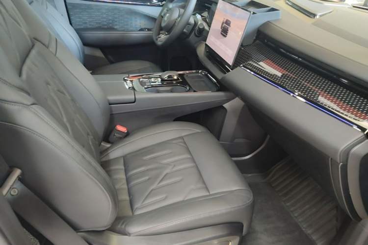 Used Zeekr 009 2024 7-Seater Walk-Through Version Four-Wheel Drive 108 kWh Right Front Seat