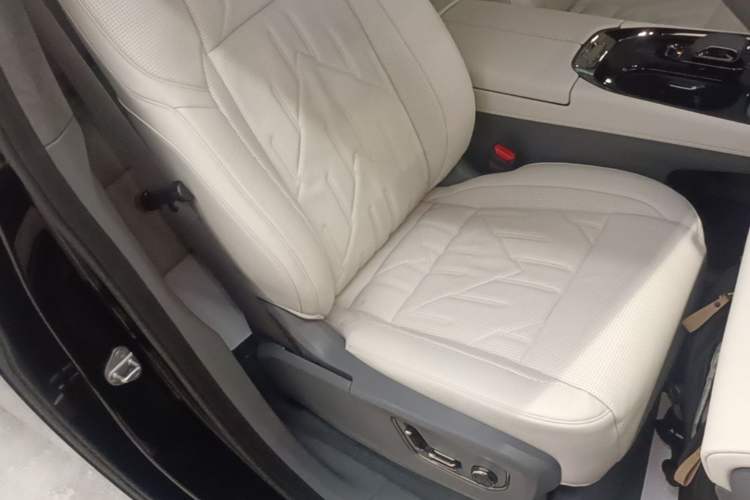 Used Zeekr 009 2024 Six-Seat Executive Version 4WD 108 kWh Right Front Seat