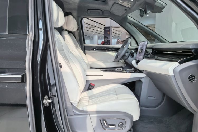 Used Zeekr 009 2024 Six-Seat Executive Version 4WD 108 kWh Right Front Seat