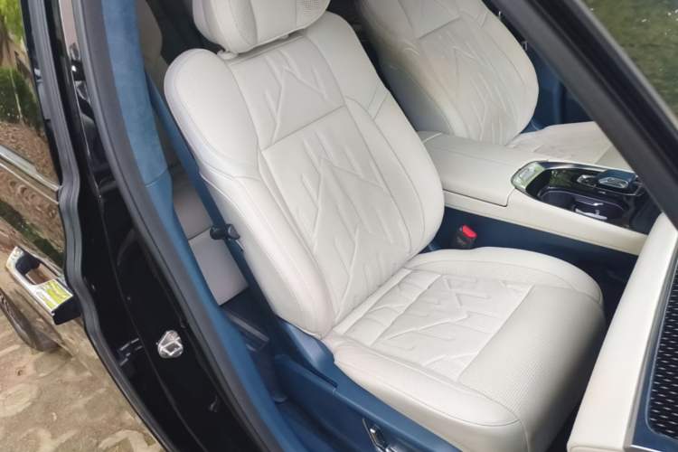 Used Zeekr 009 2024 Six-Seat Executive Version 4WD 108 kWh Right Front Seat