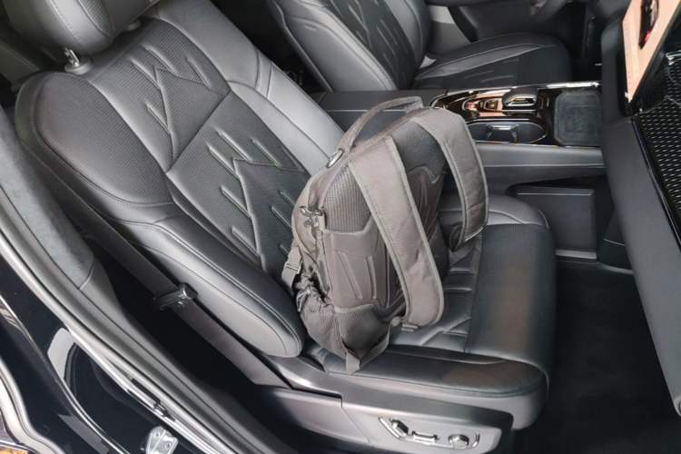 Used Zeekr 009 2024 7-Seater Walk-Through Version Four-Wheel Drive 108 kWh Right Front Seat