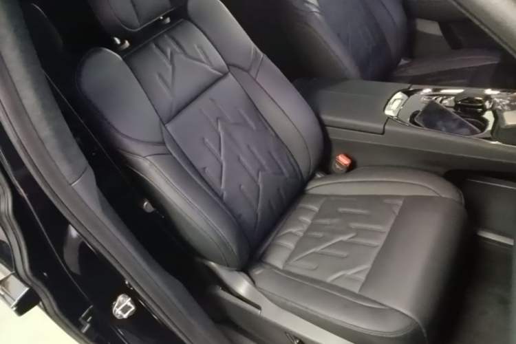 Used Zeekr 009 2024 7-Seater Walk-Through Version Four-Wheel Drive 108 kWh Right Front Seat