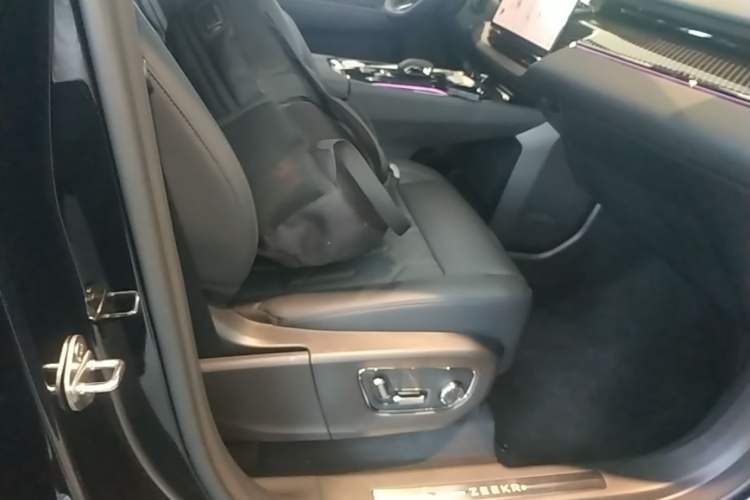 Used Zeekr 009 2024 7-Seater Aisle Version 108 kWh Right Front Seat