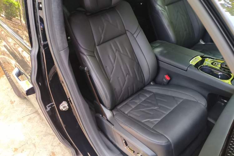 Used Zeekr 009 2024 Six-Seat Executive Version 4WD 108 kWh Right Front Seat