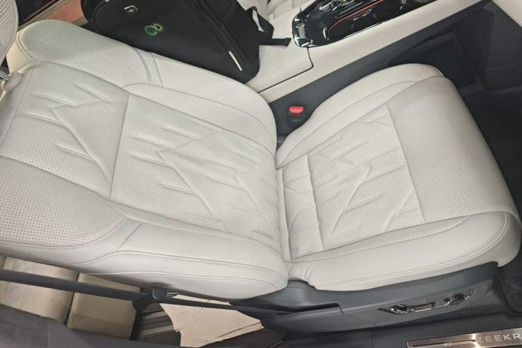 Used Zeekr 009 2024 7-Seater Walk-Through Version Four-Wheel Drive 108 kWh Right Front Seat