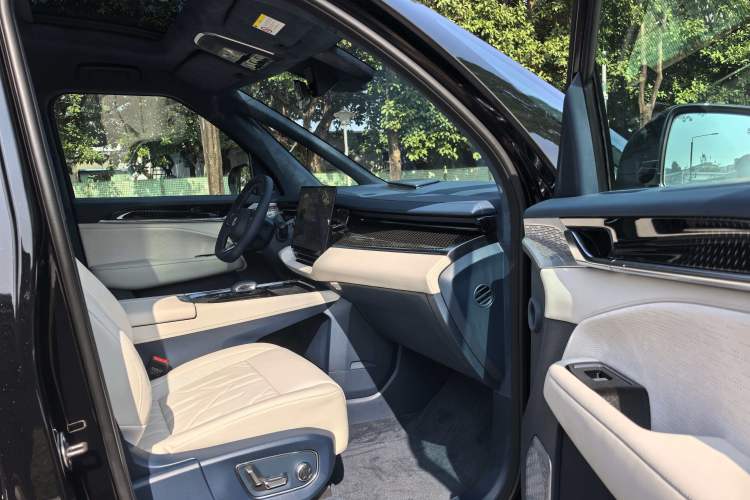 Used Zeekr 009 2024 Six-Seat Executive Version 4WD 108 kWh Right Front Seat