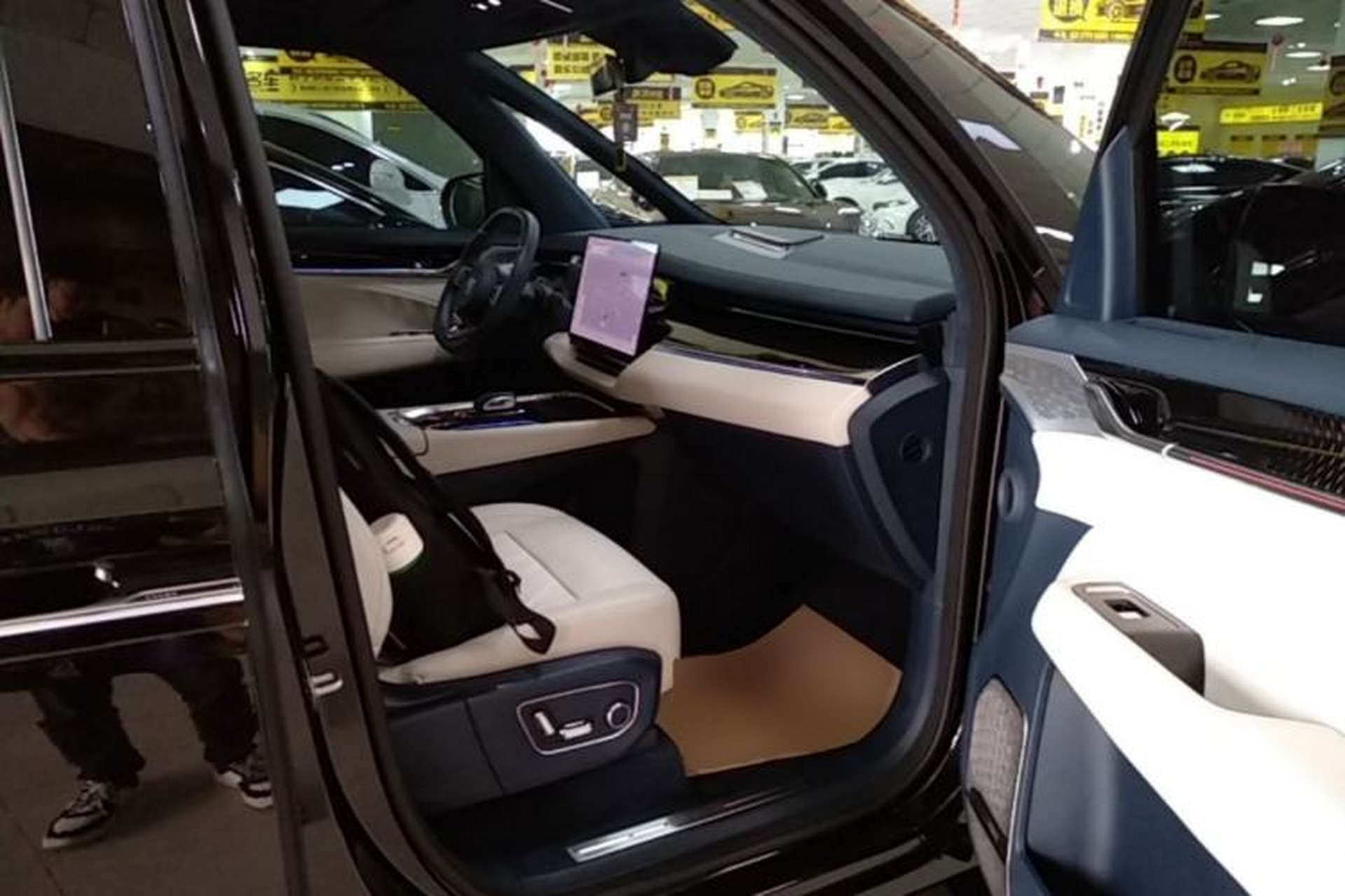Used Zeekr 009 2024 7-Seater Aisle Version 108 kWh Right Front Seat
