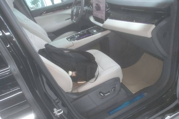 Used Zeekr 009 2024 7-Seater Aisle Version 108 kWh Right Front Seat