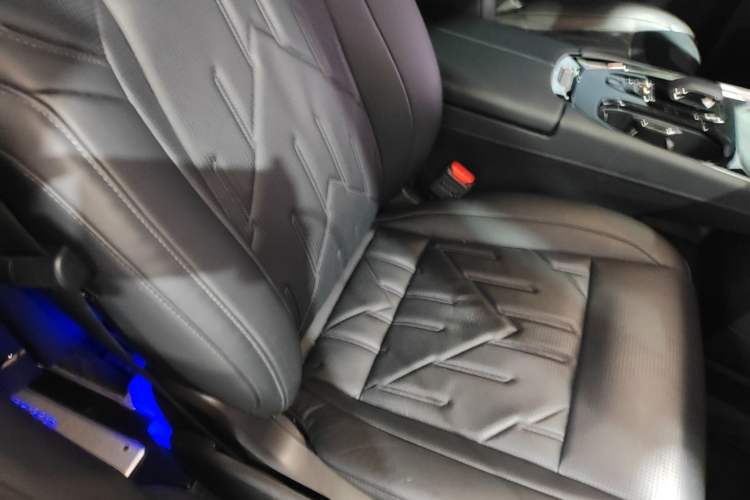 Used Zeekr 009 2024 7-Seater Walk-Through Version Four-Wheel Drive 108 kWh Right Front Seat