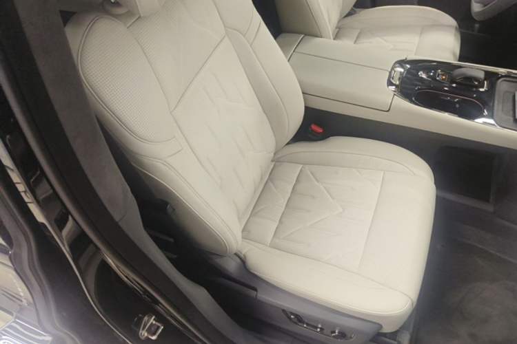 Used Zeekr 009 2024 Six-Seat Executive Version 4WD 108 kWh Right Front Seat